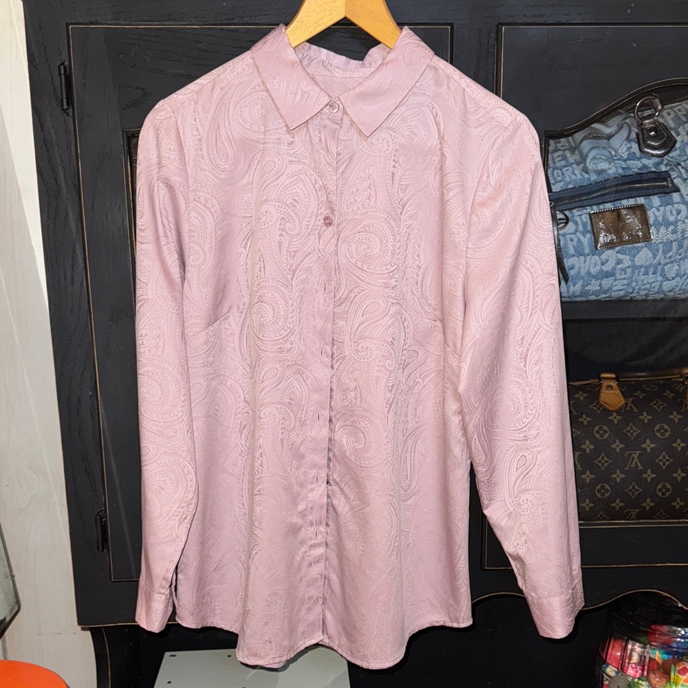 🌸🌸🌸🌸Chico's soft pink Paisley Blouse